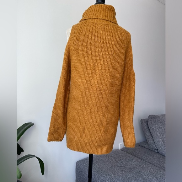 Turtle neck shoulder cut out sweater - Picture 6 of 7